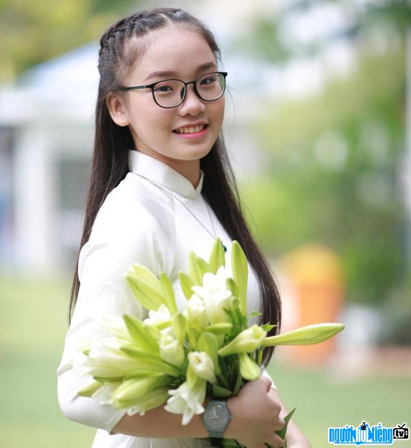 Portrait of a female student who passed three prestigious high schools in Hanoi Vu Nam Trang Linh