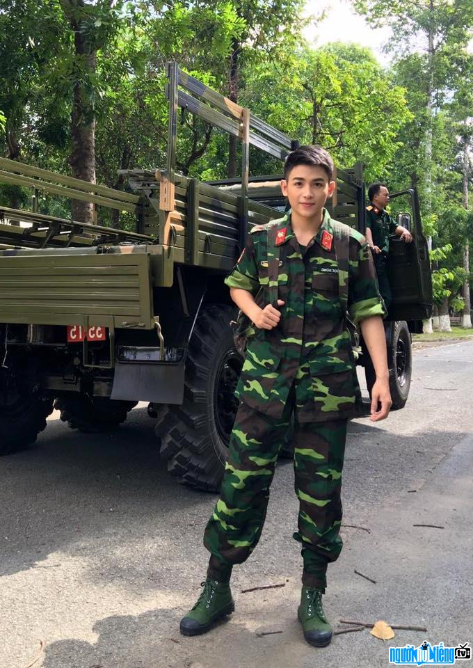 Hot boy Nguyễn Hải Dương gây sốt với ảnh quân nhân