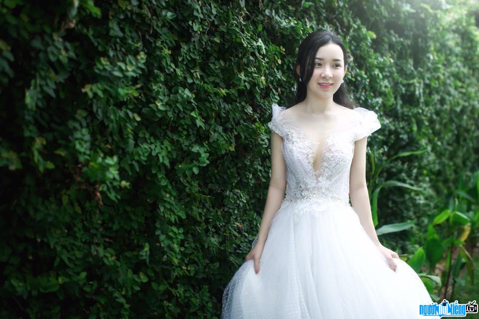 Hot girl Ngọc Phương xinh đẹp trong váy cưới