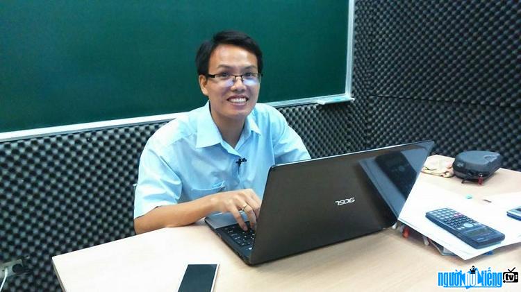 Giáo viên online được nhiều sĩ tử yêu mến Đặng Việt Hùng