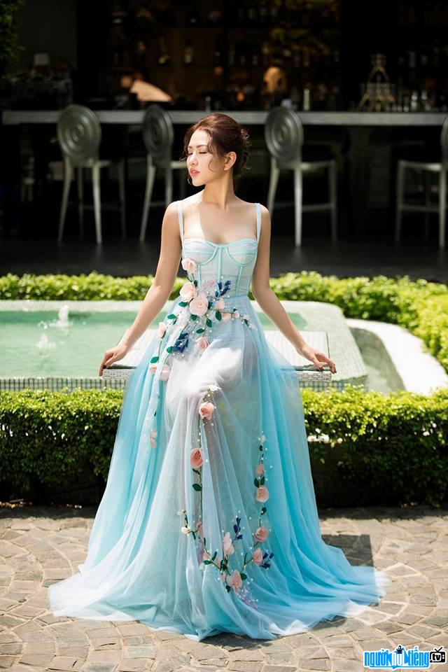 Hình ảnh người đẹp Joxy Thùy Linh điệu đà với chiếc váy xanh xuyên thấu