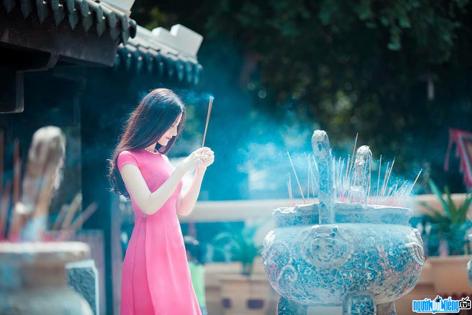 Hình ảnh hot girl Kim Lê diện áo dài đi lễ chùa