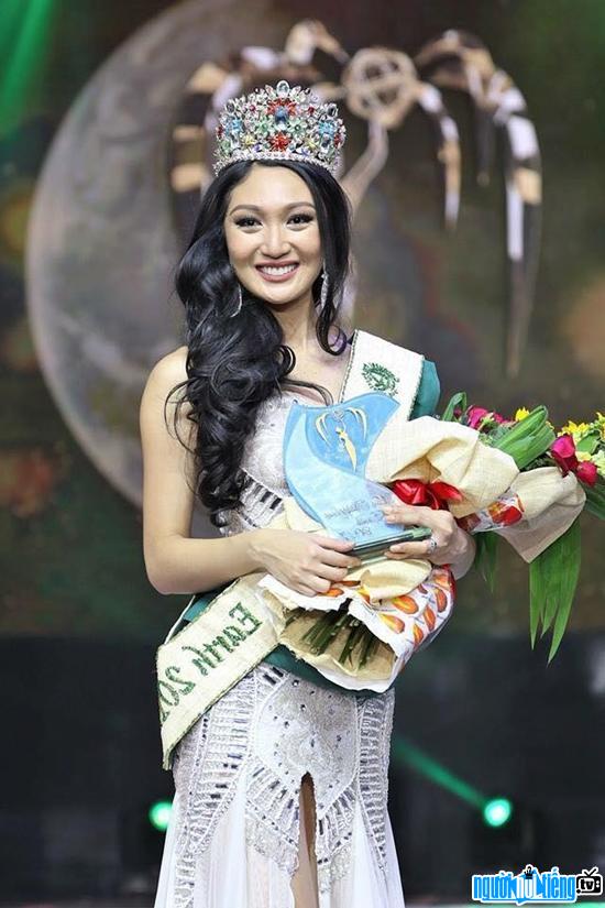  Karen Ibasco with a bright smile on the Miss Earth throne