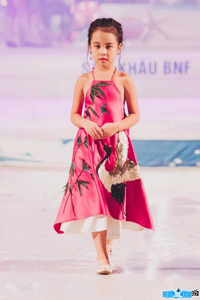 Hình ảnh người mẫu nhí Trần Lê Bảo Vy tự tin trình diễn trên sân khấu