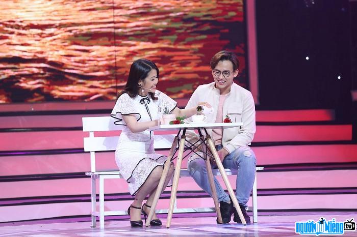  MC Cao Vy becomes the first contestant that MC Quang Bao agrees to date in Because Love comes