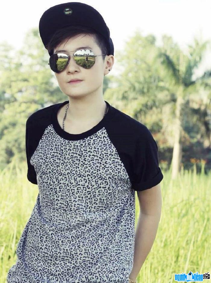 Hotface Lin Jay là gương mặt có tiếng trong cộng đồng LGBT Việt