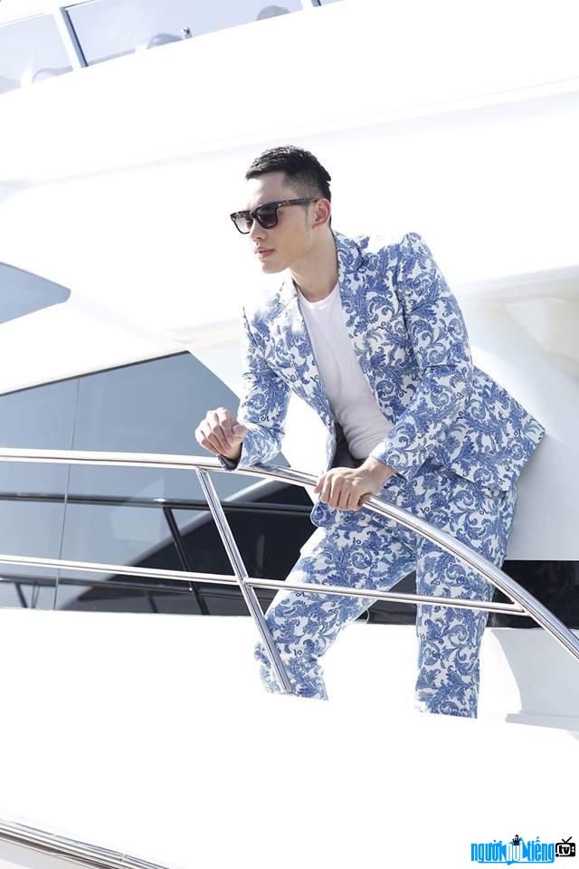 Photo of model Tran Manh Khang on a yacht