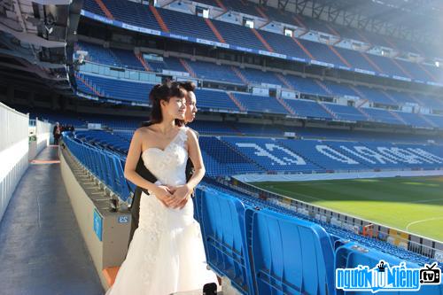 Ảnh cưới của VĐV Tâng bóng nghệ thuật Đỗ Kim Phúc được thực hiện tại sân vận động Bernabeu của Real Madrid