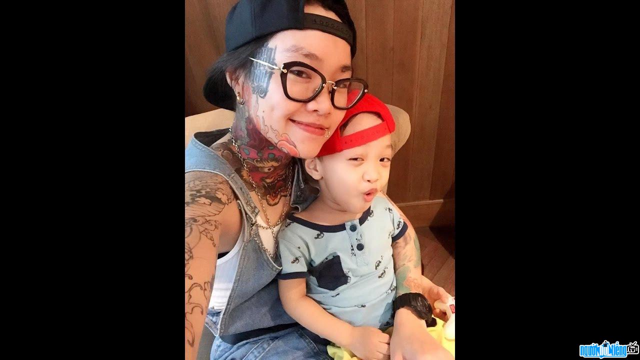  Famous tattooist Na Bia and her son