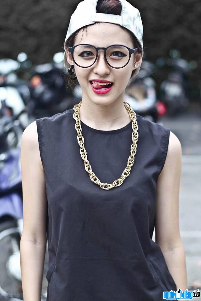  Picture of hot girl Minh Ngoc with a personality style