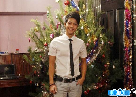 Hình ảnh hot boy Ho Tang Kong bên cây thông Noel