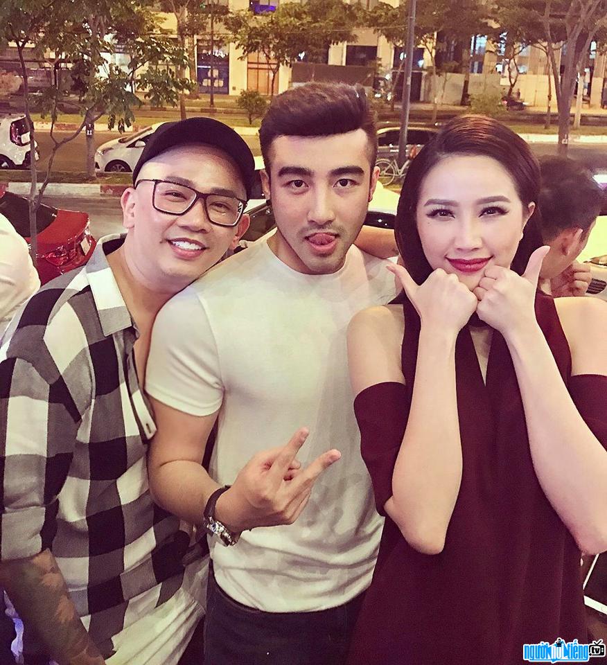 Photo of model Luc Trieu Vy with female singer Bao Thy