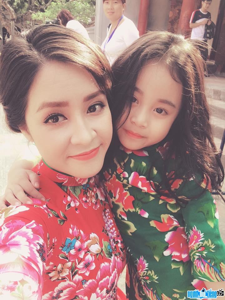 A photo of actress Thuy Duong and her daughter Coca