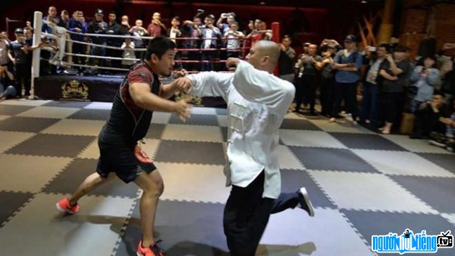  Picture of a match between MMA fighter Tu Hieu Dong and Tai Chi master Wei Lei