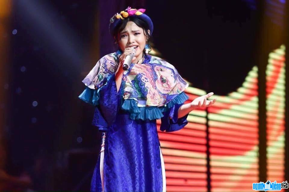 Picture of singer Hien Mai performing on stage