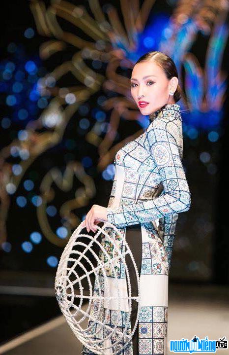  Picture of supermodel Dieu Huyen in a recent performance