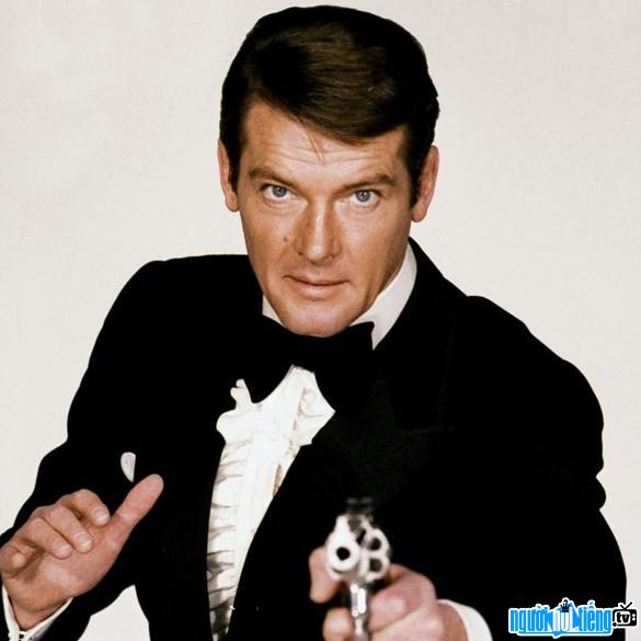 Nhân vật James Bond do diễn viên Roger Moore thủ vai
