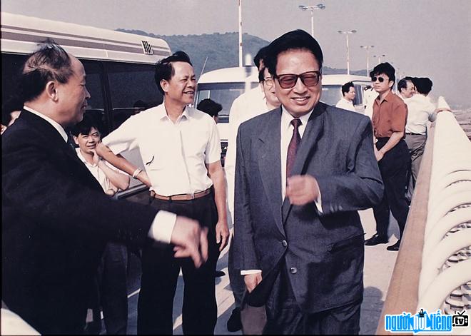 Hình ảnh chính trị gia Kiều Thạch trong một chuyến công tác
