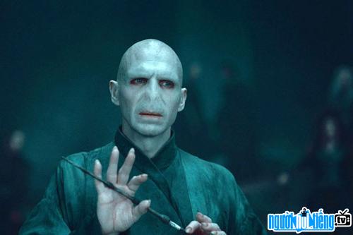 Hình ảnh về chúa tể Voldemort cùng chiếc đũa phép thuật cơm nguội trên phim