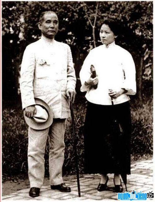  Photo of politician Sun Yat-sen and his wife Tong Khanh Linh