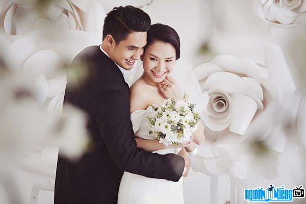  Wedding photo of actor Baggio and his wife Quynh Tram