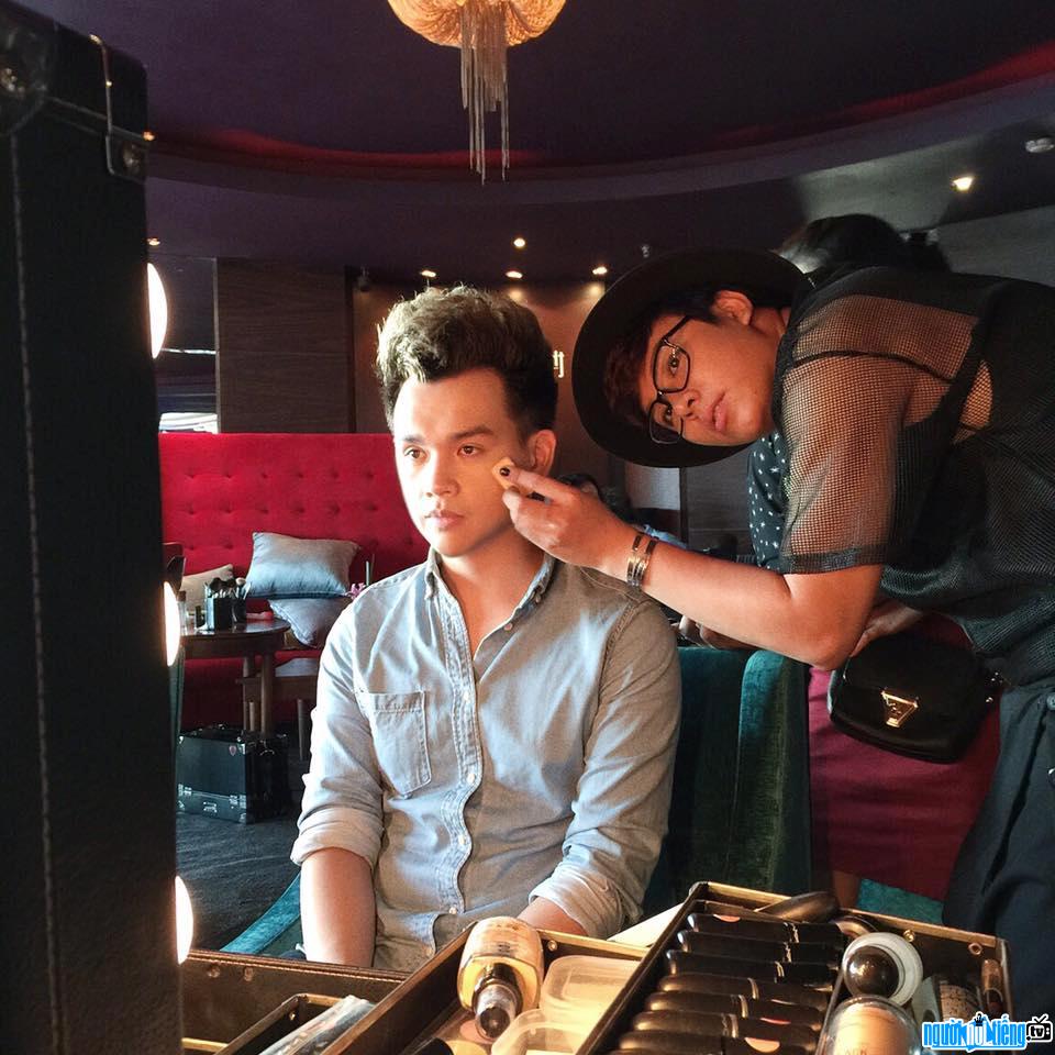  Photo of makeup artist Nguyen Manh Quan during working hours