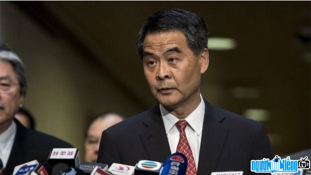 Picture of politician Leung Chan Anh answering reporters