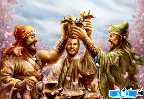 The picture shows Zhang Fei with Liu Bei and Guan Yu drinking alcohol to form a brotherhood