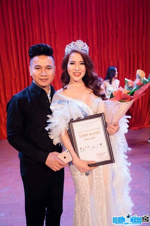  Picture of Pham Thi Thanh Hien receiving Miss Vietnam Fashion Award 2017