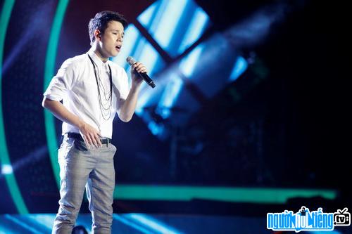 JayKii đang biểu diễn trên sân khấu chương trình VietNam Idol 2013