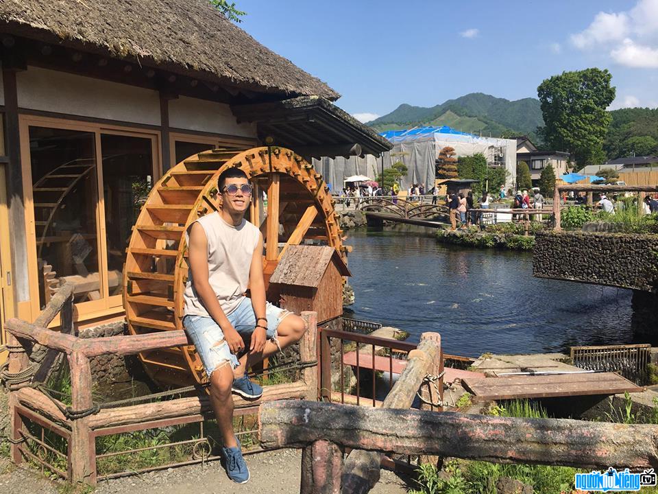 Actor Vuong Khanh shows off photos of traveling abroad