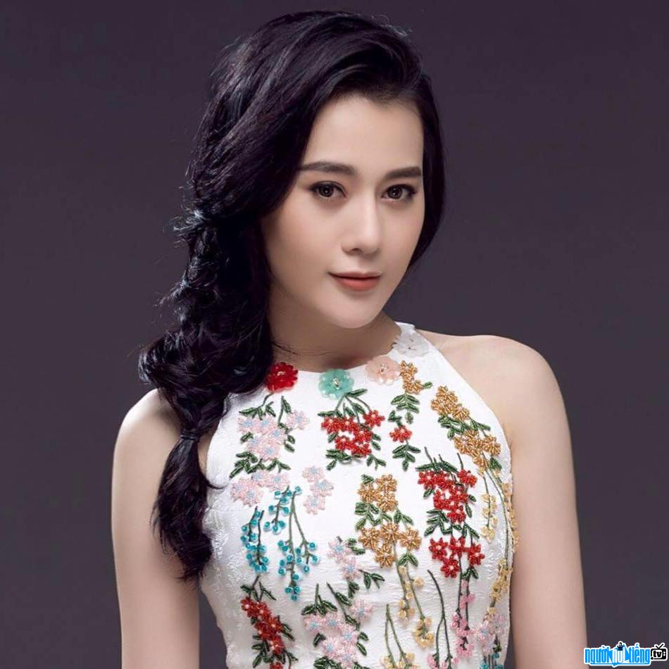  Close-up of the beautiful beauty of actress Phuong Oanh