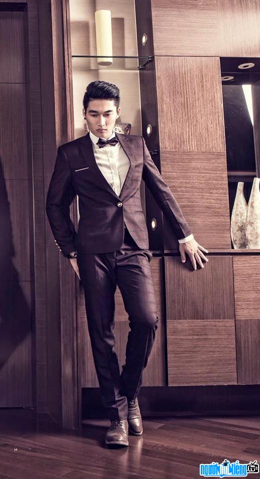  Actor Dinh Tu shows off his masculine and elegant drawing with a veston