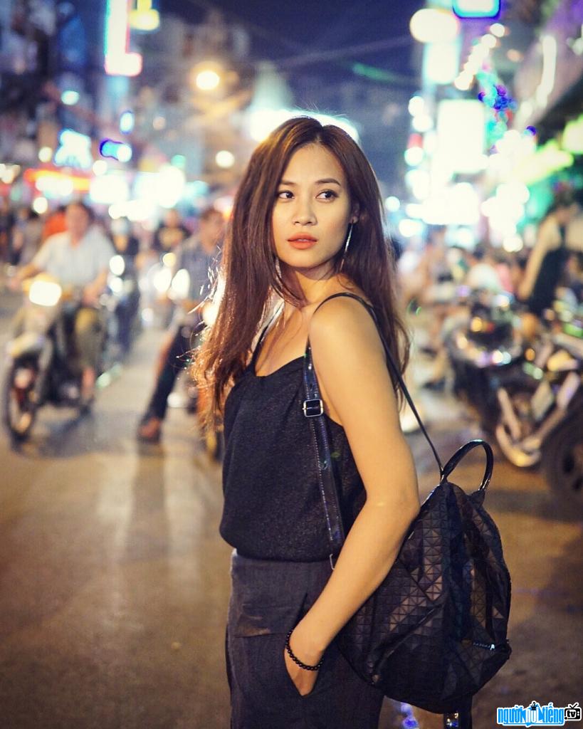 Hình ảnh diễn viên Nguyễn Vân Anh diện đồ trẻ trung dạo phố