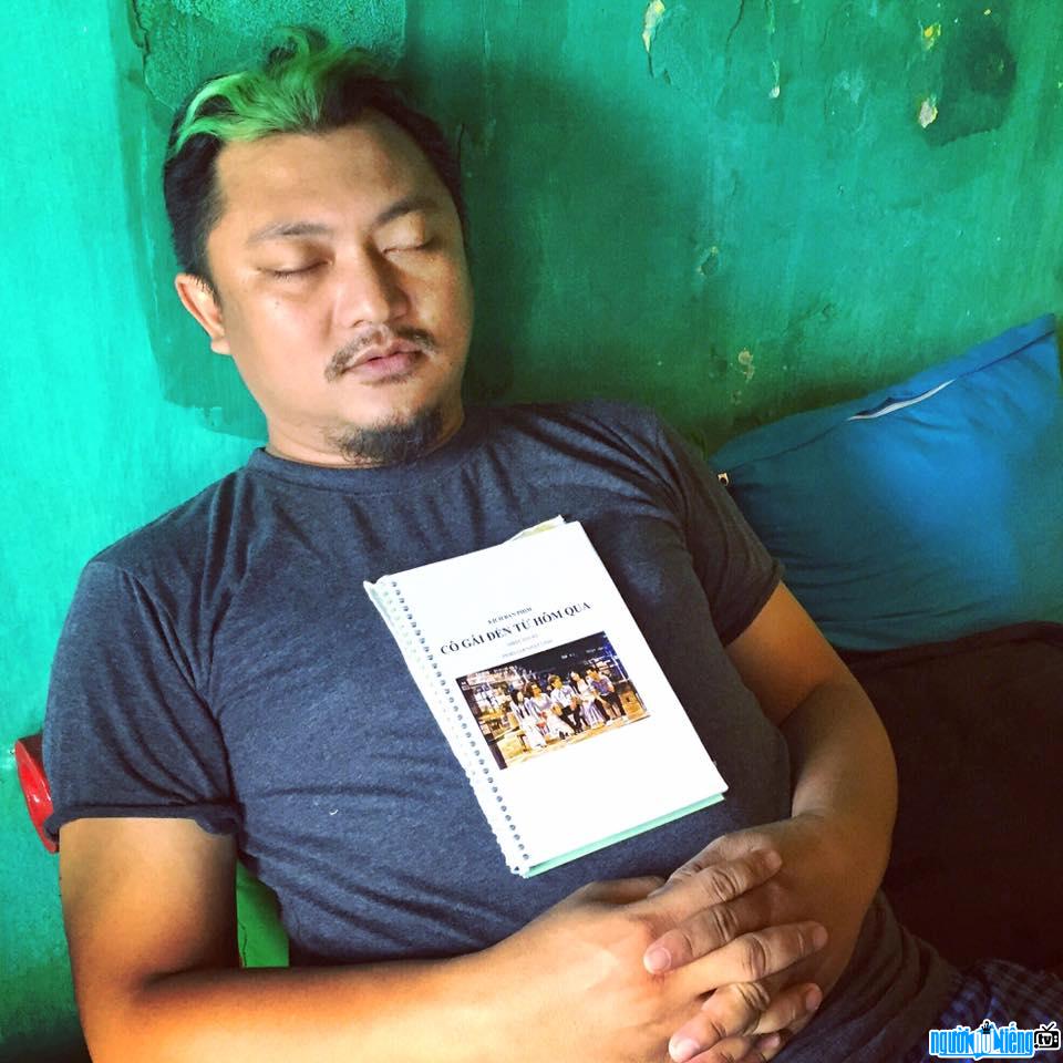 Hình ảnh đạo diễn Phan Gia Nhật Linh đang nghỉ ngơi sau những giờ làm việc bất vả