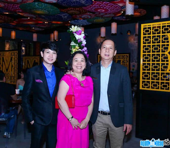 Bức ảnh doanh nhân Trung Tín hạnh phúc bên cha mẹ