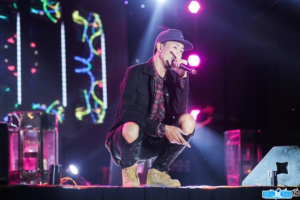 Hình ảnh rapper Đen Vâu đang biểu diễn trên sân khấu