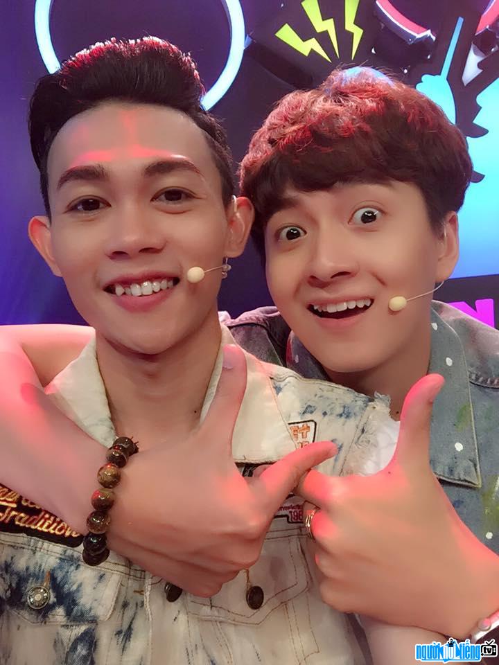  Photo of comedian Hong Thanh and male singer Ngo Kien Huy