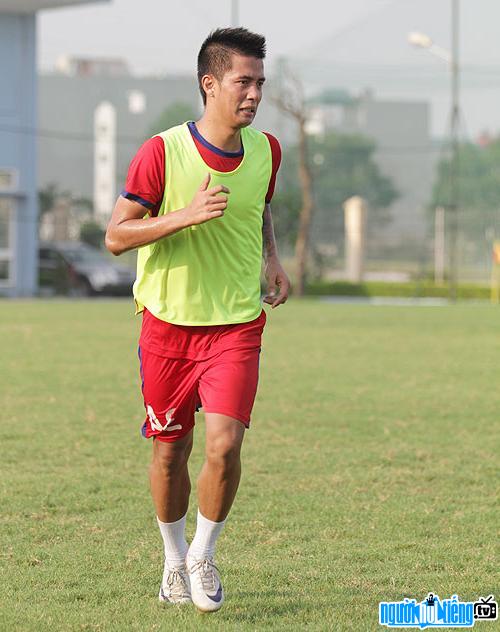  Picture of former player Sy Manh practicing on the pitch