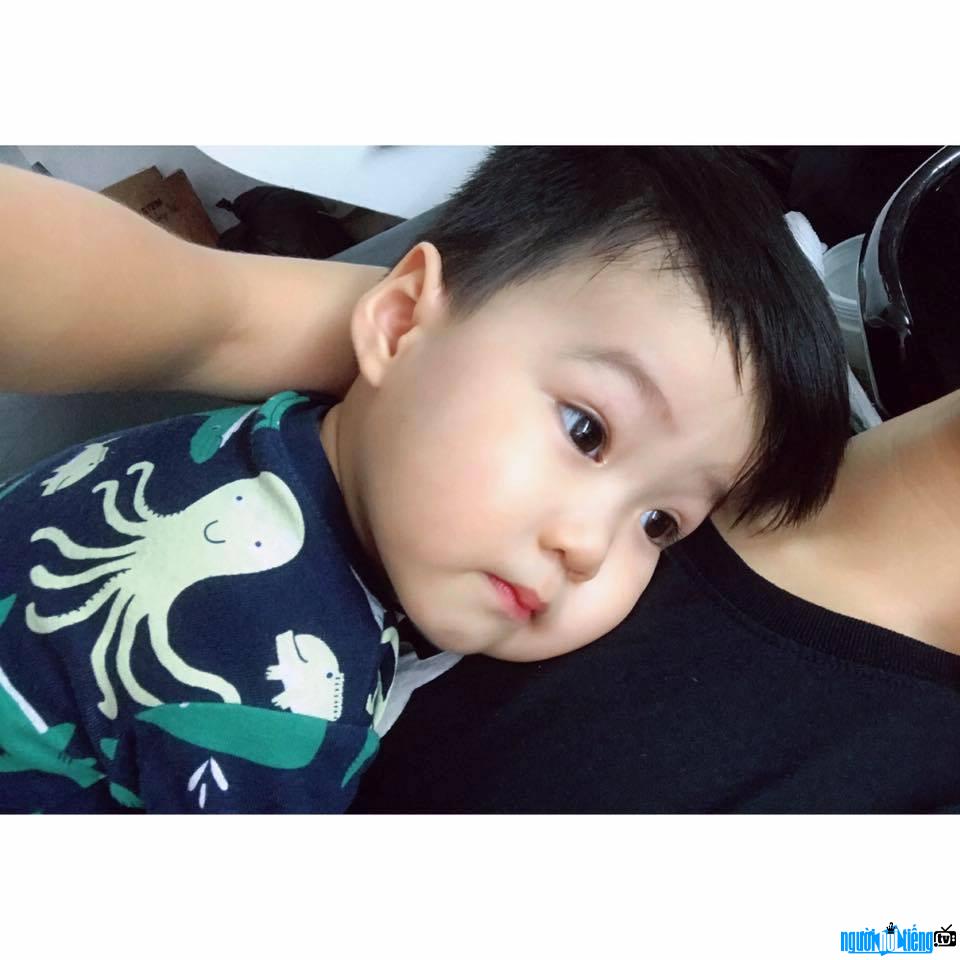  Actor Luu De Ly showing off his lovely son