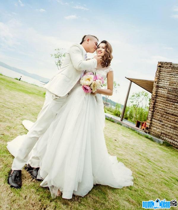  Wedding photo of the saint cursed Duong Minh Tuyen