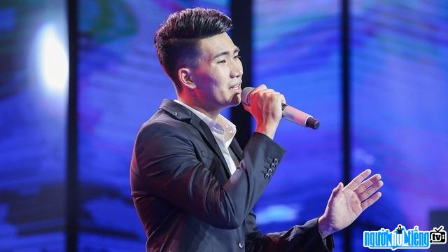  Hoang Ngoc Son passionately singing