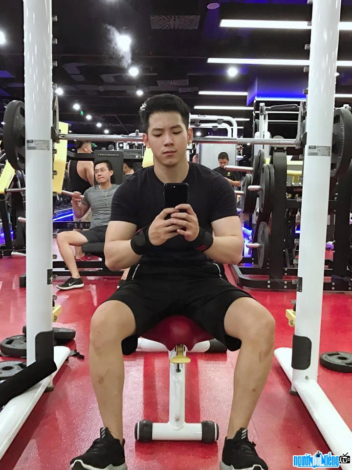 Actor Tran Phu Thinh shows off his toned body thanks to regular gym exercises
