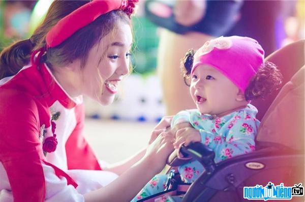 A photo of actress Nhat Ha playing with her children