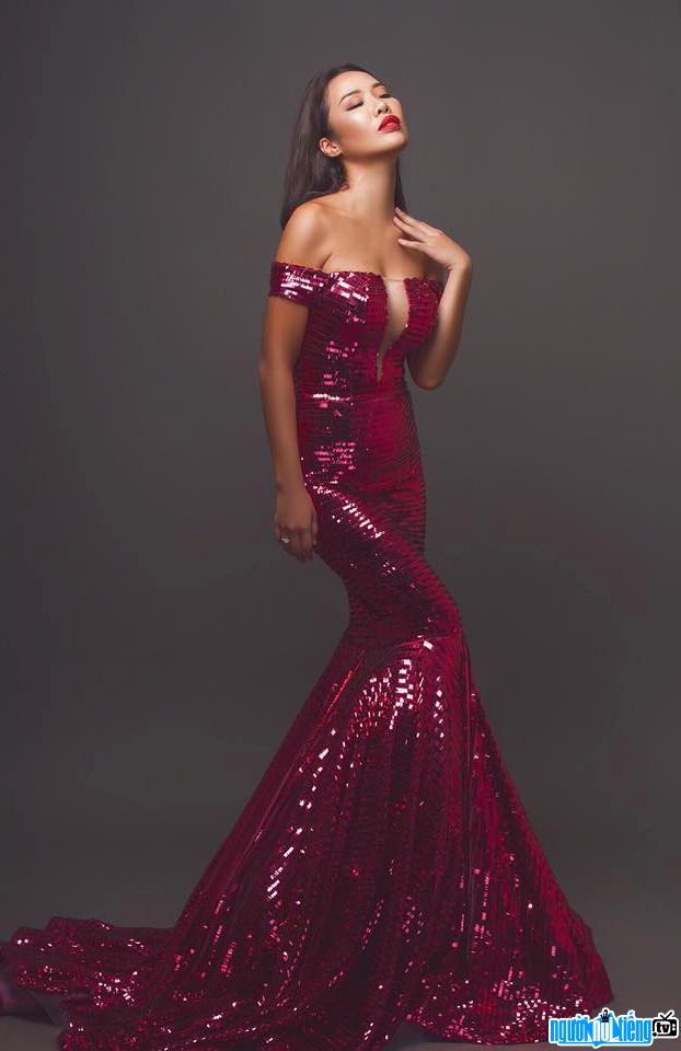  Image of model Kiko Chan sexy with fishtail dress