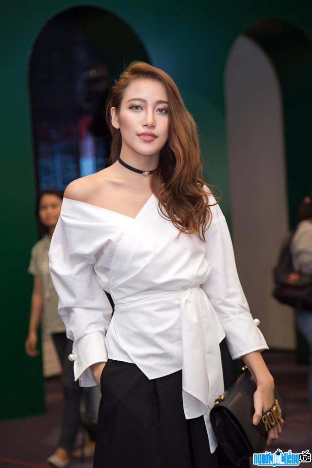 Model Phan Ngan with modern and sophisticated fashion sense