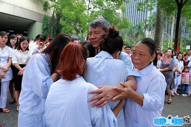 Bức ảnh bệnh nhân xúc động trong ngày chia tay Giáo sư Nguyễn Anh Trí