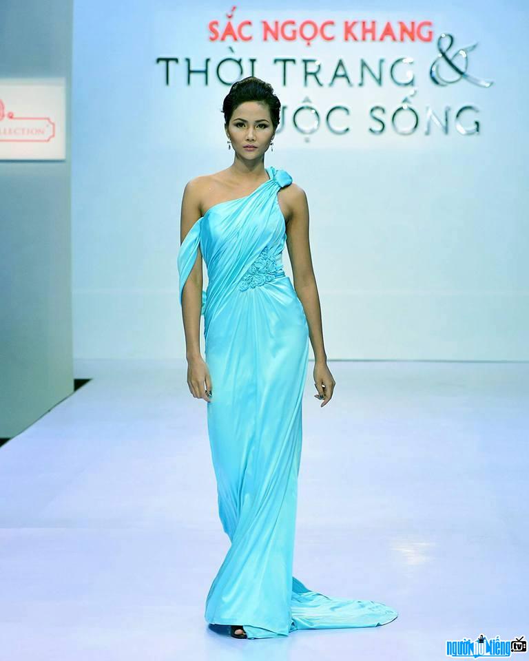 H'Hen Niê là người mẫu đắt giá của làng người mẫu Việt