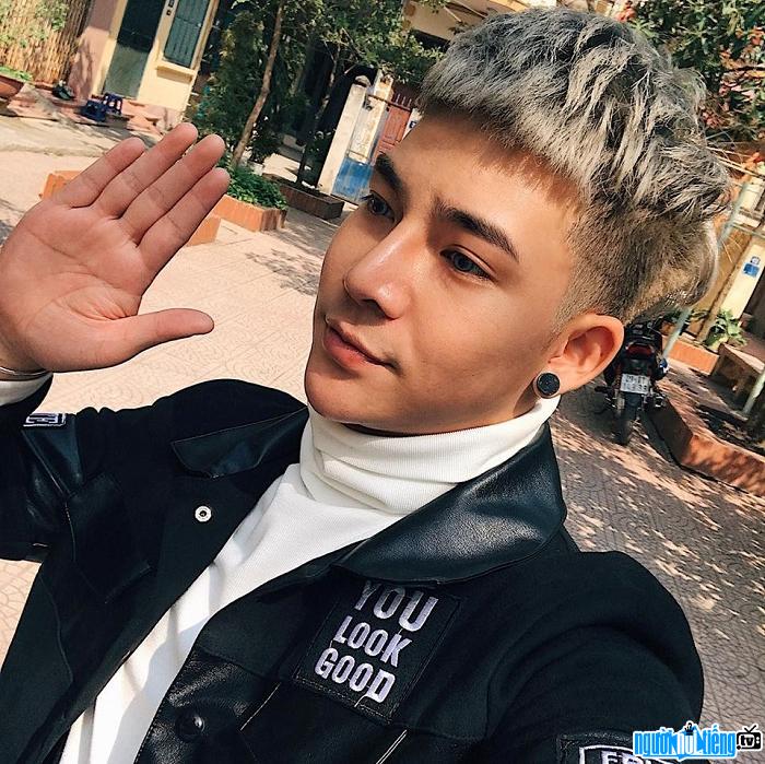  Hot boy Thai Minh Tuan is scolded by his grandmother for dyeing his hair silver