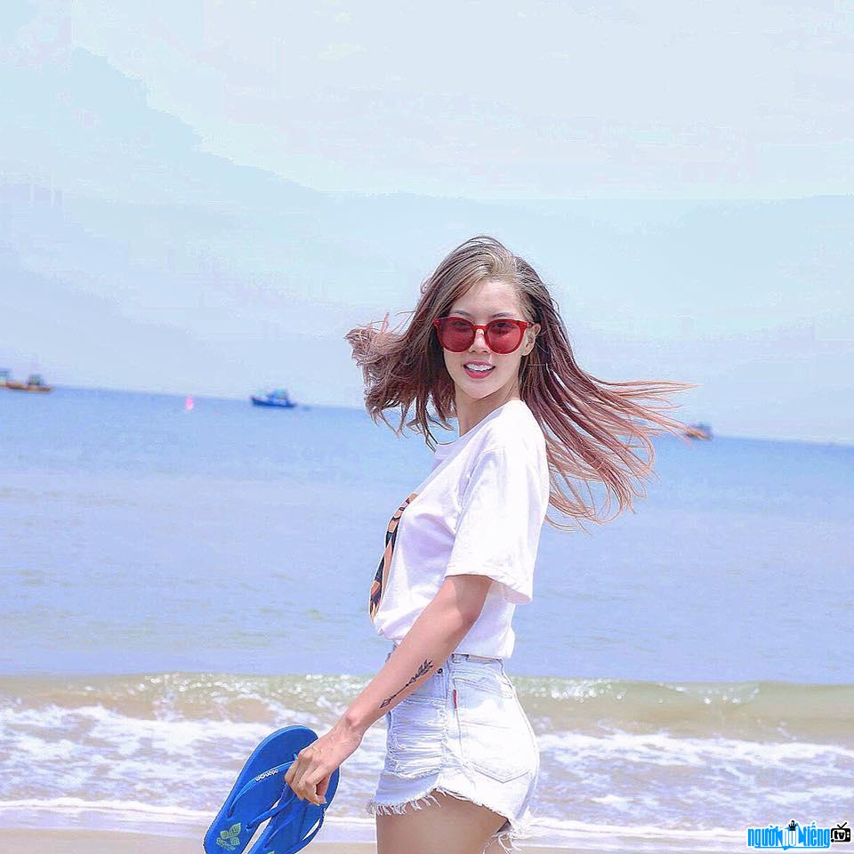  Image of actress Mai Han posing happily in the sea